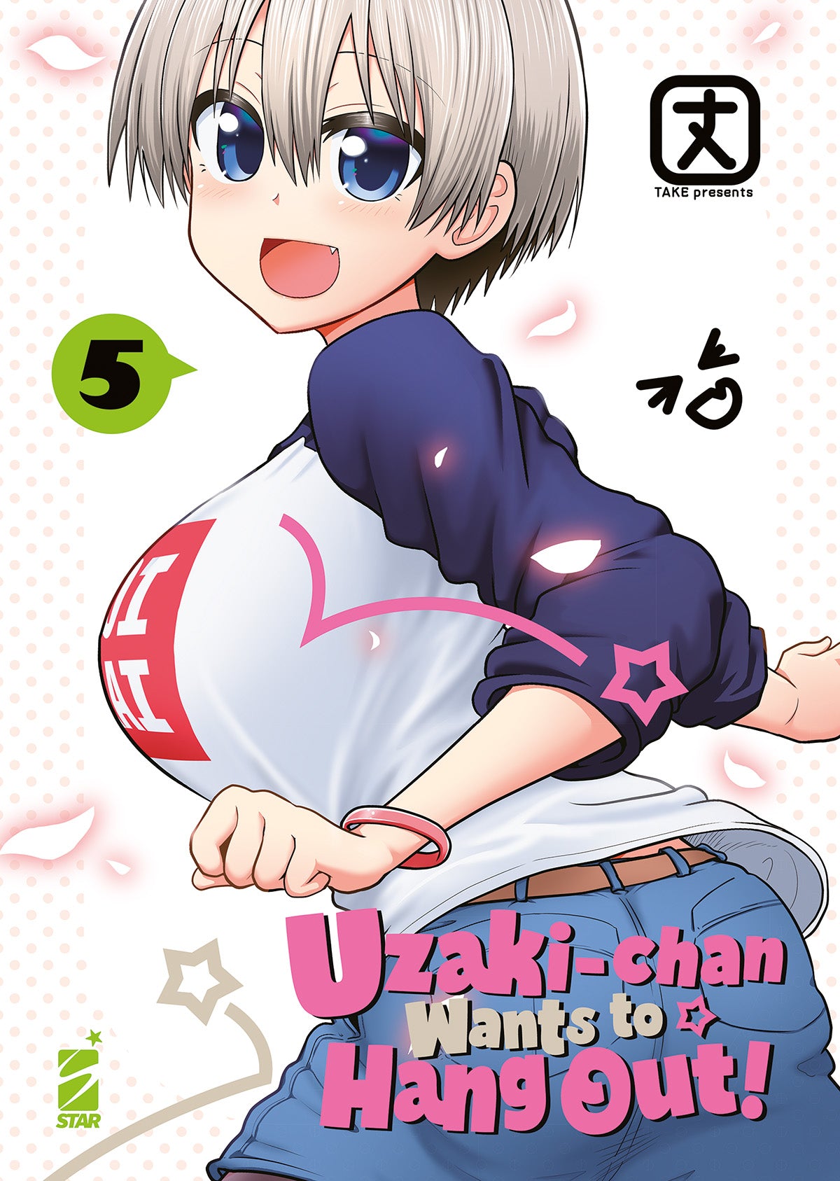 Copertina del quinto volume in italiano del manga 'Uzaki-Chan Wants To Hang Out!' di Take, edito da Star Comics. L'illustrazione su uno sfondo bianco a pallini rosa con petali di ciliegio fluttuanti ritrae in primo piano Hana Uzaki sorridente con corti capelli grigio-argento, maglietta a maniche raglan blu scuro e bianca con la scritta SUGOI DEKAI sul petto e jeans, sormontata dal cerchio verde con il numero 5, dal logo dell'autore Take in alto a destra, dal titolo UZAKI-CHAN WANTS TO HANG OUT!