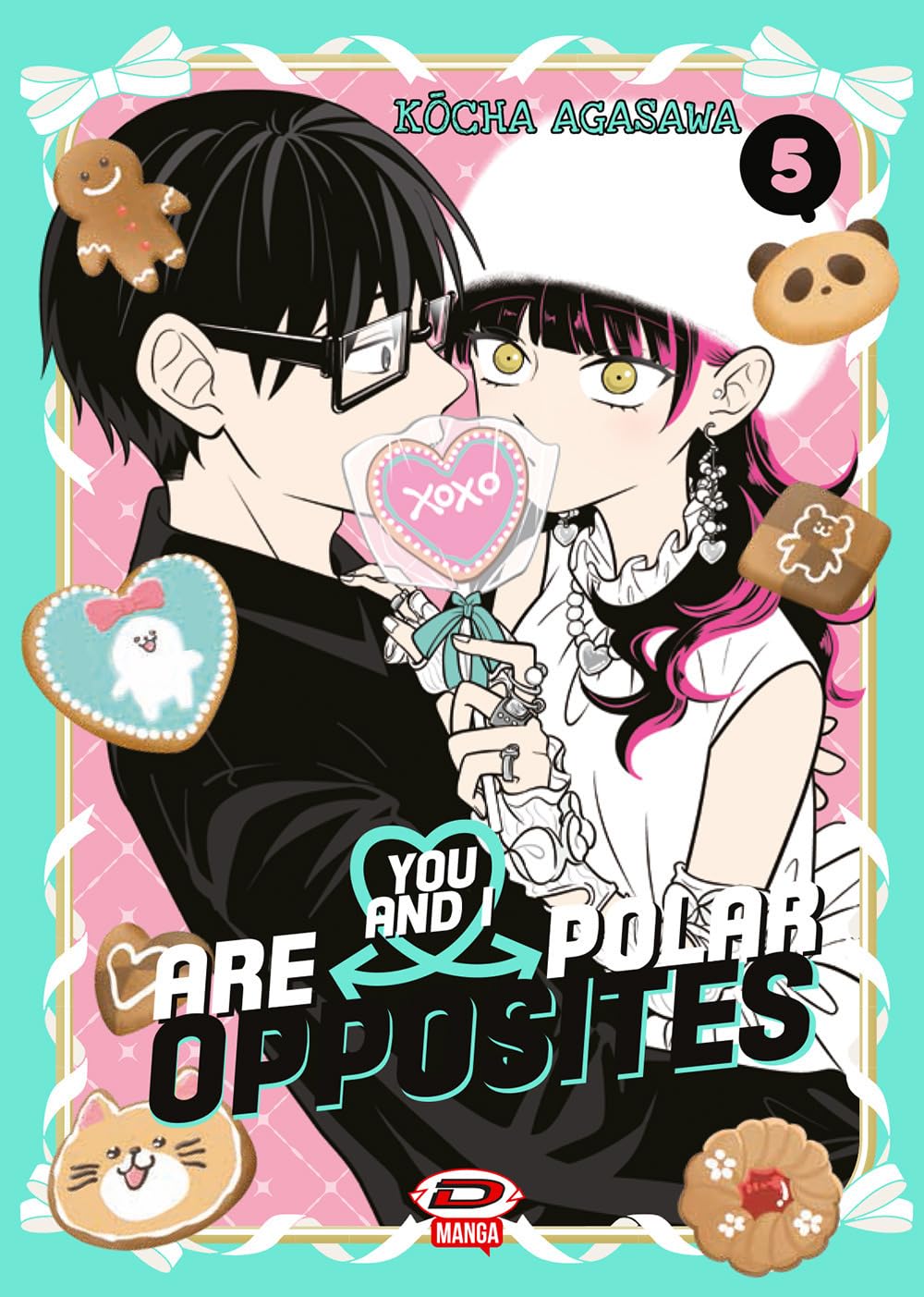 Copertina del quinto volume del manga You And I Are Polar Opposites. All'interno di una cornice verde acqua su sfondo rosa, i due protagonisti sono raffigurati vicini di profilo: il ragazzo indossa gli occhiali e un abito nero, mentre la ragazza ha i capelli neri con ciocche rosa acceso, un cappello bianco e tiene in mano un biscotto a forma di cuore con la scritta XOXO. Intorno a loro fluttuano vari biscotti a forma di animali e cuori.