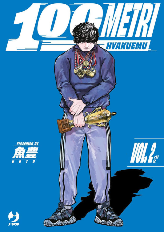 Copertina del manga 100 Metri Hyakuemu vol. 2 di Uoto. Un ragazzo in tuta sportiva blu e grigia tiene in mano un trofeo dorato capovolto, con diverse medaglie al collo, su uno sfondo blu acceso.