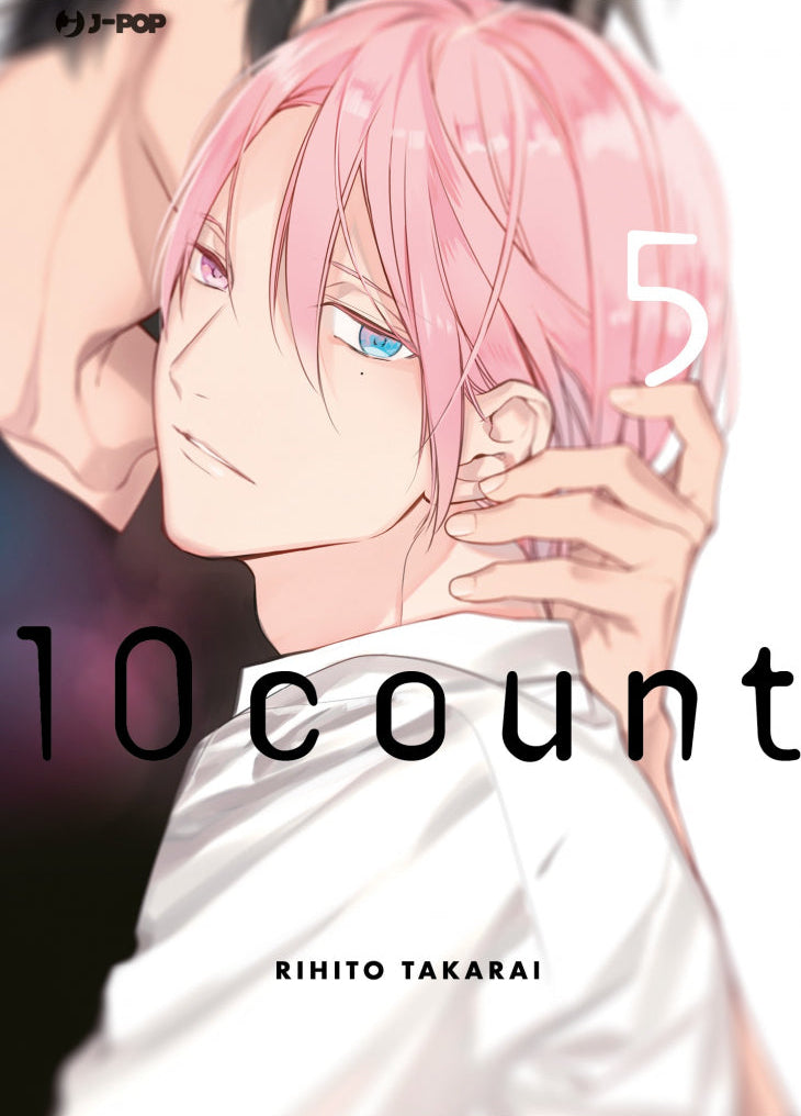 Copertina del manga 10 Count volume 5. In primo piano il viso di un affascinante ragazzo dai capelli rosa chiaro, ritratto di tre quarti mentre guarda oltre la propria spalla. Ha un'espressione serena e una particolarità negli occhi: uno è rosa e l'altro è azzurro. Indossa una camicia bianca, e la mano di un'altra persona (visibile solo in parte alle sue spalle con indosso una maglia scura) gli sfiora dolcemente il collo e i capelli. Il titolo "10 count" è posizionato al centro in nero, con un grande numero