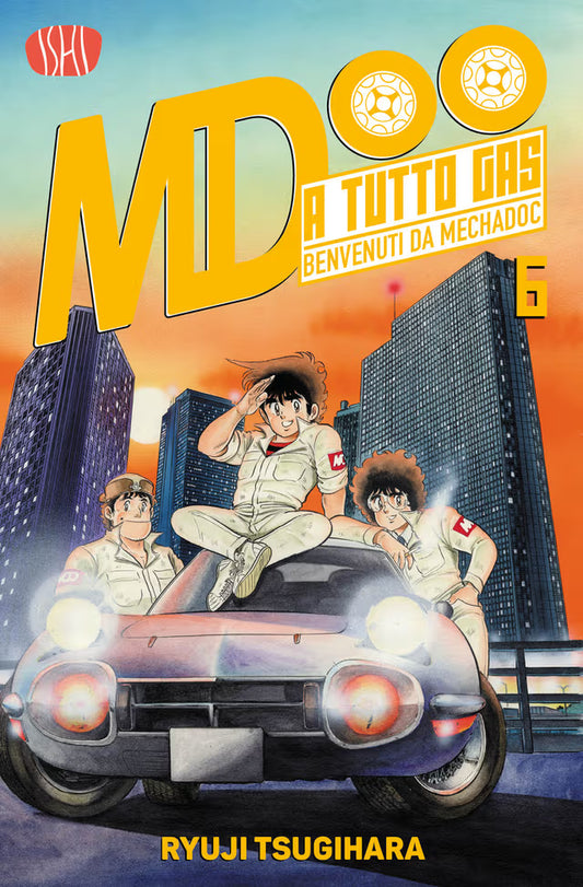 Copertina dell'edizione Variant del sesto volume del manga 'A Tutto Gas - Benvenuti da Mechadoc' di Ryuji Tsugihara, edito da Ishi Publishing. L'illustrazione mostra tre meccanici in tuta bianca attorno a una classica auto sportiva d'epoca con i fari accesi; il protagonista è seduto sul cofano intento a fare il saluto militare, sullo sfondo di imponenti grattacieli cittadini durante un suggestivo tramonto arancione.