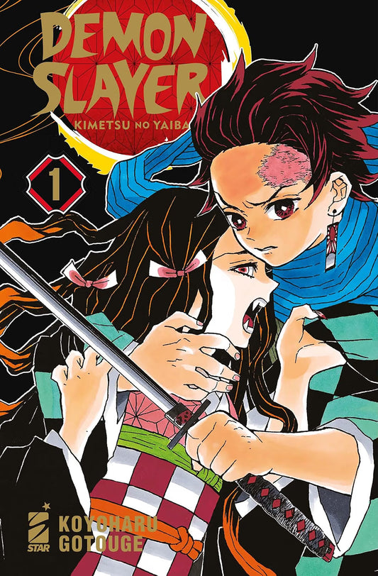 Vista tridimensionale del volume 1 di Demon Slayer New Edition Anniversary Edition, inclinato per mostrare sia la copertina che la costa del libro. L'illustrazione mostra Tanjiro con una cicatrice sulla fronte che protegge la sorella Nezuko, il tutto su uno sfondo dorato impreziosito da un pattern tradizionale a onde geometriche. Nella parte inferiore risalta una banda rossa con la scritta bianca "ANNIVERSARY EDITION".
