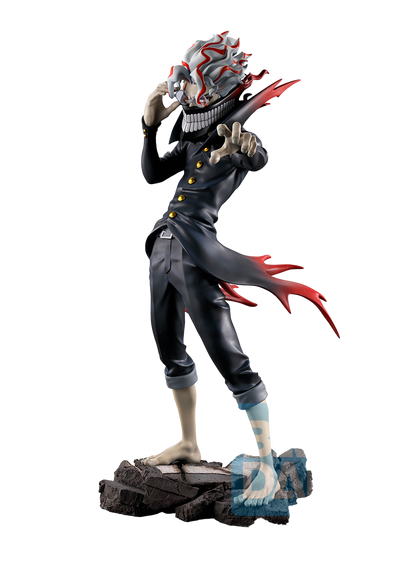 Figure da collezione di Okarun dalla serie anime Dandadan, nel suo stato trasformato, appartenente alla linea Ichibansho Masterlise, isolata su sfondo bianco. Okarun è in piedi a piedi nudi su una base rocciosa scura e crepata, in una posa d'attacco con una mano al viso e l'altra tesa in avanti. Indossa un'uniforme scolastica nera con bottoni oro e pantaloni arrotolati al polpaccio. Il suo aspetto è demoniaco: pelle grigiastra, capelli bianchi arruffati con venature rosse, occhiali e una mostruosa mascella.