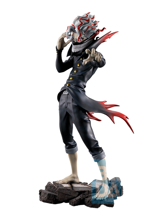 Figure da collezione di Okarun dalla serie anime Dandadan, nel suo stato trasformato, appartenente alla linea Ichibansho Masterlise, isolata su sfondo bianco. Okarun è in piedi a piedi nudi su una base rocciosa scura e crepata, in una posa d'attacco con una mano al viso e l'altra tesa in avanti. Indossa un'uniforme scolastica nera con bottoni oro e pantaloni arrotolati al polpaccio. Il suo aspetto è demoniaco: pelle grigiastra, capelli bianchi arruffati con venature rosse, occhiali e una mostruosa mascella.