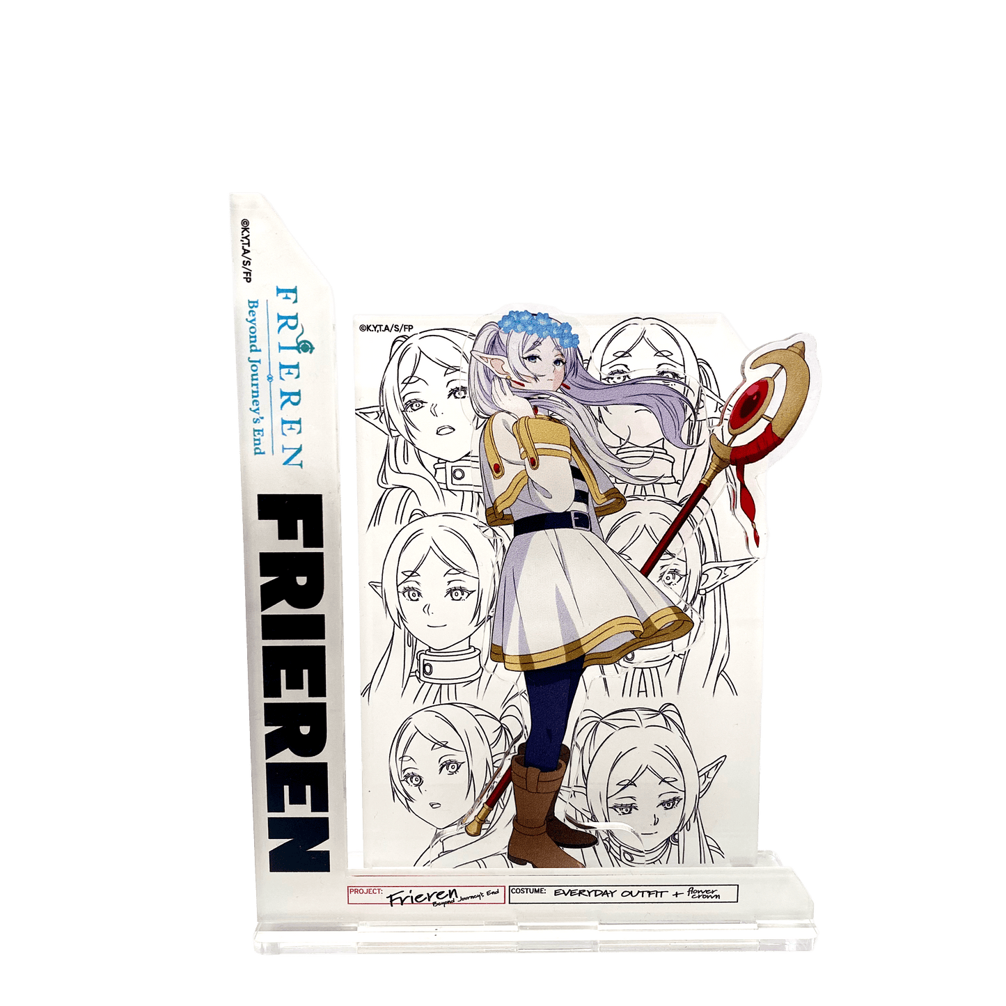 Standee in acrilico di Frieren dalla serie Beyond Journey's End; il personaggio indossa una corona di fiori blu e il suo abito classico, con uno sfondo di schizzi del volto in bianco e nero e una colonna laterale con il nome della serie.