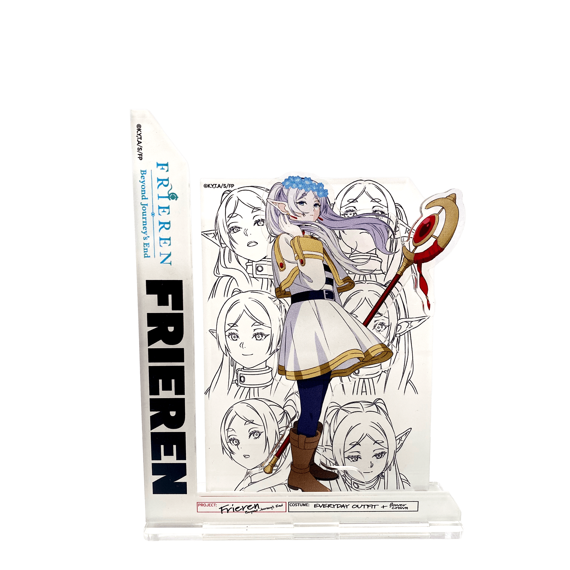 Standee in acrilico di Frieren dalla serie Beyond Journey's End; il personaggio indossa una corona di fiori blu e il suo abito classico, con uno sfondo di schizzi del volto in bianco e nero e una colonna laterale con il nome della serie.