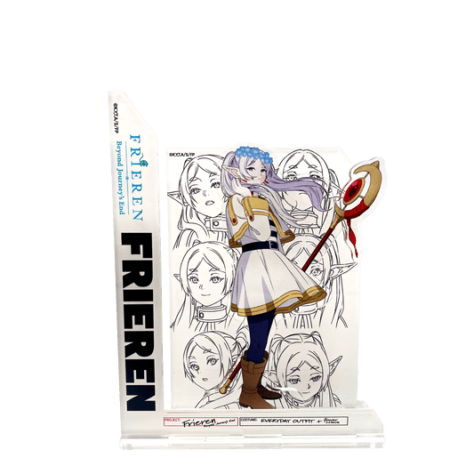 Standee in acrilico di Frieren dalla serie Beyond Journey's End; il personaggio indossa una corona di fiori blu e il suo abito classico, con uno sfondo di schizzi del volto in bianco e nero e una colonna laterale con il nome della serie.