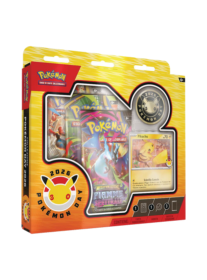 Confezione speciale Collezione Pokémon Day 2026 del GCC Pokémon; scatola gialla contenente una carta promozionale di Pikachu, una moneta commemorativa e tre buste di espansione.