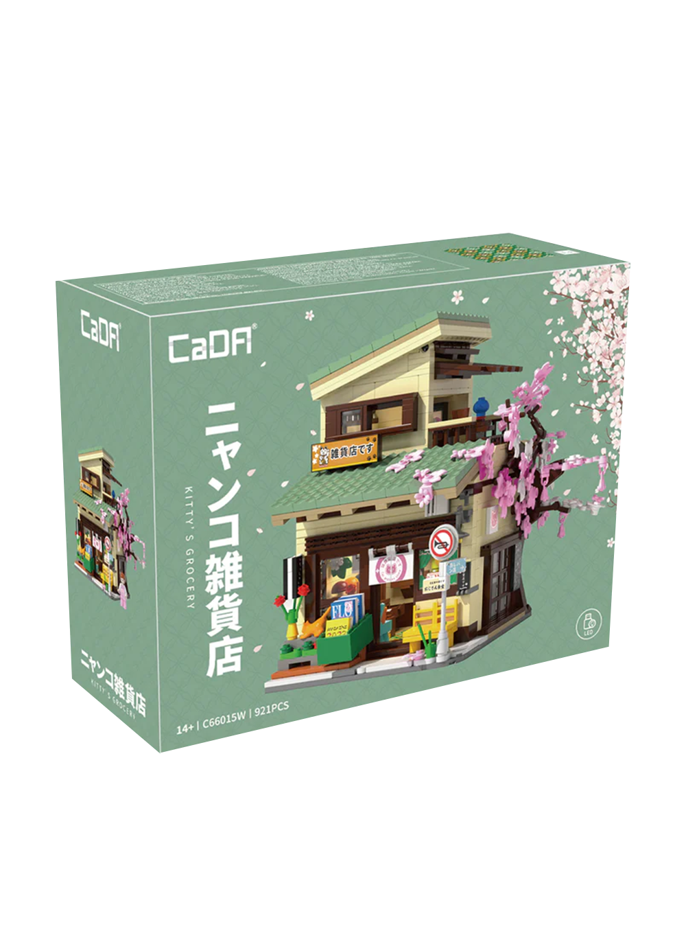 Scatola e modello assemblato del set di costruzioni CaDA "Kitty's Grocery" (C66015W). Raffigura un tipico negozietto giapponese a due piani con tetto verde, un grande albero di ciliegio rosa fiorito sul lato, espositori esterni con riviste, un gatto arancione e l'interno del negozio visibile grazie a una parete apribile. Sulla scatola è indicata la presenza di 921 pezzi e del sistema LED.