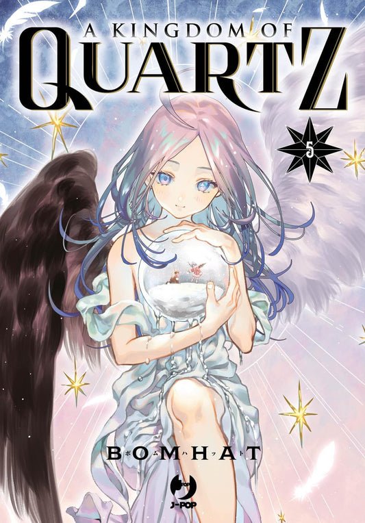 Copertina del manga A Kingdom of Quartz volume 5. Un'illustrazione eterea e delicata che ritrae la giovane Blue, una ragazza dai lunghi capelli lilla e azzurri, con un'ala d'angelo bianca e un'ala piumata nera. Tra le mani stringe dolcemente una sfera di cristallo trasparente contenente due minuscole figure, su uno sfondo di cielo stellato brillante.