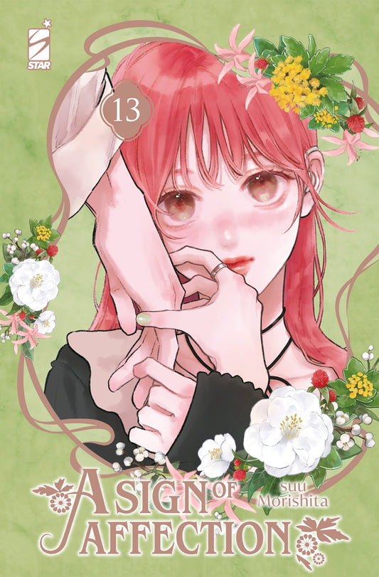 Copertina del manga A Sign of Affection volume 13. Un'illustrazione delicata mostra una ragazza con lunghi capelli rosa e guance arrossate, mentre una mano maschile le sfiora dolcemente il viso e le dita. La scena romantica è incorniciata da eleganti composizioni di fiori bianchi, gialli e bacche rosse su uno sfondo verde tenue acquerellato.