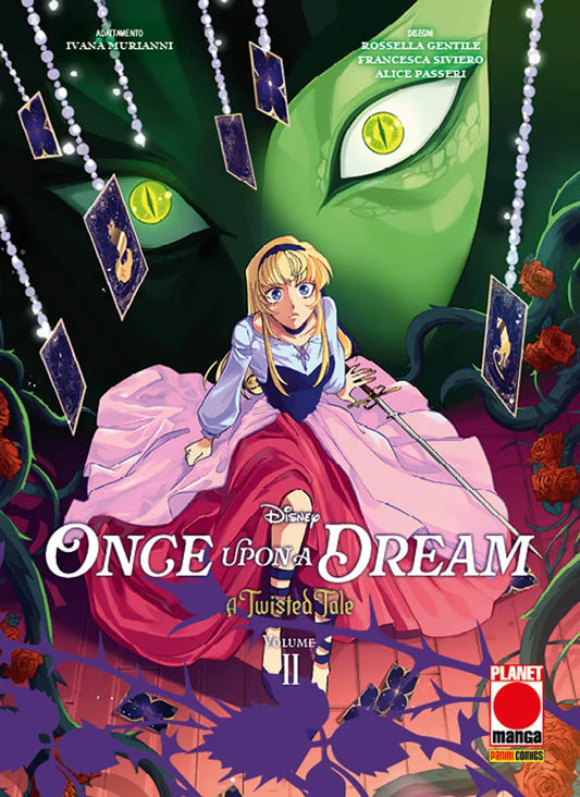 Copertina del manga Disney "A Twisted Tale: Once Upon a Dream Vol. 2", edito da Panini Planet Manga. In primo piano spicca la Principessa Aurora, con i lunghi capelli biondi sciolti e un sontuoso abito rosa e magenta, che impugna saldamente una spada con un'espressione coraggiosa e determinata. Alle sue spalle, nell'oscurità dello sfondo verde, incombono i giganteschi e minacciosi occhi da rettile di Malefica. L'intera composizione è incorniciata in basso da spessi rovi neri ricchi di spine e rose rosse, me