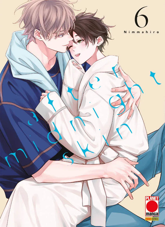 Copertina del sesto volume del manga After Midnight Skin. Illustrazione dallo stile delicato che raffigura due giovani uomini in un momento di tenera intimità, stretti in un abbraccio informale. Uno indossa una morbida vestaglia bianca, l'altro abiti comodi blu scuro.