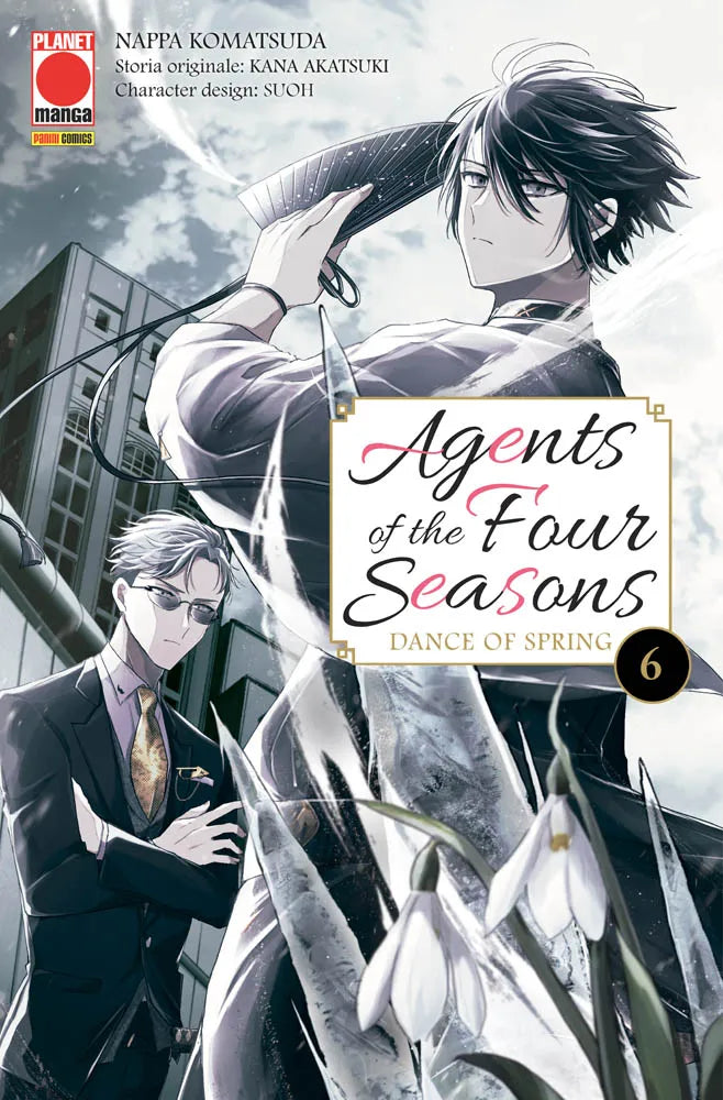 Copertina del sesto volume del manga 'Agents Of The Four Seasons - Dance Of Spring' di Kana Akatsuki e Nappa Komatsuda, edito da Panini Planet Manga. L'illustrazione su sfondo urbano e cielo nuvoloso mostra in primo piano un affascinante giovane dai capelli scuri in abito elegante mentre solleva un ventaglio tradizionali, affiancato a sinistra da un uomo con occhiali da vista e completo scuro a braccia conserte, con bucaneve bianchi e cristalli di ghiaccio in basso a destra, sovrastati dal titolo 'Agents of