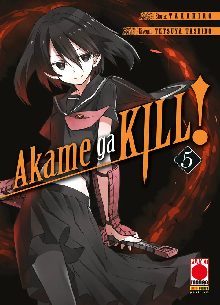 Copertina del quinto volume in italiano del manga 'Akame ga Kill!' di TAKAHIRO e Tetsuya Tashiro, edito da Panini Planet Manga. L'illustrazione su uno sfondo scuro con un cerchio di bagliori rossi e arancioni a vortice ritrae in primo piano Kurome con corti capelli neri, uniforme scolastica scura stile marinara con cravatta rosa e parabraccio coordinato, mentre impugna una katana, sormontata dal titolo AKAME GA KILL! su un nastro arancione inclinato con il numero 5 in un rombo a destra, dai nomi degli autor
