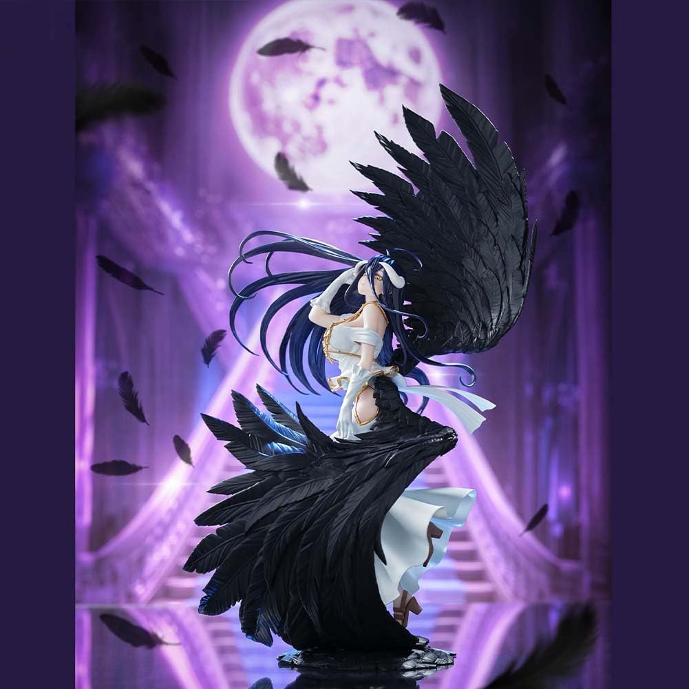 Figure da collezione di Albedo della serie anime Overlord, intitolata Empress Of Darkness, inquadrata su sfondo bianco. La scultura mostra Albedo di profilo, con il viso dolcemente rivolto verso l'alto e i lunghissimi capelli scuri mossi dal vento. Indossa un elegante abito bianco che le lascia scoperte le spalle, ornato da finiture dorate, e lunghi guanti bianchi. È circondata dalle sue stesse immense ali di piume nere, minuziosamente scolpite, che si curvano ad avvolgerla. La base della statua simula un t