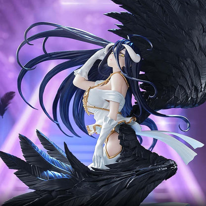 Figure da collezione di Albedo della serie anime Overlord, intitolata Empress Of Darkness, inquadrata su sfondo bianco. La scultura mostra Albedo di profilo, con il viso dolcemente rivolto verso l'alto e i lunghissimi capelli scuri mossi dal vento. Indossa un elegante abito bianco che le lascia scoperte le spalle, ornato da finiture dorate, e lunghi guanti bianchi. È circondata dalle sue stesse immense ali di piume nere, minuziosamente scolpite, che si curvano ad avvolgerla. La base della statua simula un t