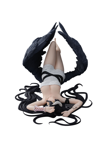 Figure di Albedo dalla serie Overlord per la linea Relax Time di Banpresto; il personaggio è sdraiato a terra con le gambe alzate, indossa un outfit casual bianco e le sue grandi ali nere piumate la avvolgono.
