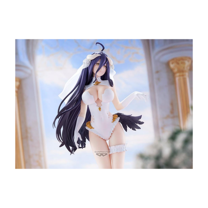 Figure di Albedo dall'anime Overlord per la linea Glitter & Glamours; indossa un body bianco in stile nuziale con velo corto e rose dorate, in posa in piedi con le sue ali nere visibili sul retro.