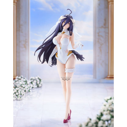 Figure di Albedo dall'anime Overlord per la linea Glitter & Glamours; indossa un body bianco in stile nuziale con velo corto e rose dorate, in posa in piedi con le sue ali nere visibili sul retro.