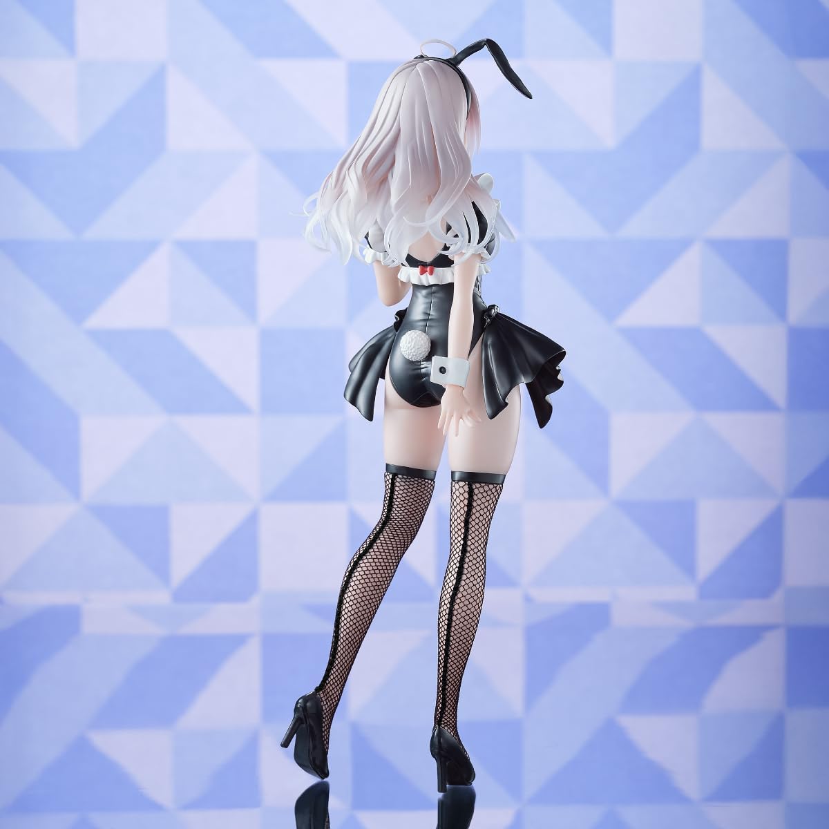 Figure da collezione di Alya (Alisa Mikhailovna Kujou) in versione bunny girl nera con dettagli da maid, calze a rete e capelli argentei.