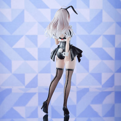 Figure da collezione di Alya (Alisa Mikhailovna Kujou) in versione bunny girl nera con dettagli da maid, calze a rete e capelli argentei.