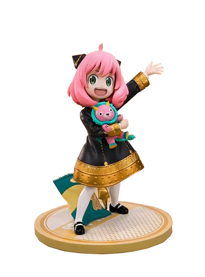 Figure della linea Super Figure Collection di Anya Forger da Spy x Family prodotta da Abystyle Studio; il personaggio indossa l'uniforme scolastica nera e oro, tiene in braccio il peluche rosa Chimera e ai suoi piedi, sulla base, c'è un sacchetto di noccioline.