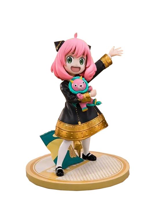 Figure della linea Super Figure Collection di Anya Forger da Spy x Family prodotta da Abystyle Studio; il personaggio indossa l'uniforme scolastica nera e oro, tiene in braccio il peluche rosa Chimera e ai suoi piedi, sulla base, c'è un sacchetto di noccioline.