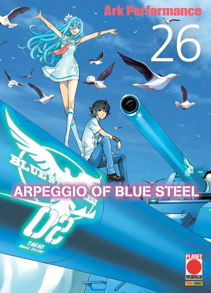 Copertina del manga Arpeggio of Blue Steel volume 26. Una ragazza con capelli azzurri e un ragazzo siedono sopra un imponente cannone di una nave da guerra azzurra.