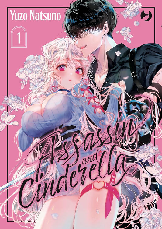 Copertina del manga Assassin & Cinderella Vol. 1 edito da J-POP. Su un delicato sfondo rosa decorato con candidi fiori e petali svolazzanti, un'illustrazione romantica mostra un uomo con capelli scuri, occhiali e camicia nera che abbraccia dolcemente da dietro una ragazza. La fanciulla in primo piano ha lunghi capelli rosa mossi, grandi occhi fucsia, indossa un top azzurro scollato e una giarrettiera con un dettaglio a forma di cuore. Al centro spicca il titolo in elegante corsivo nero "Assassin and Cindere