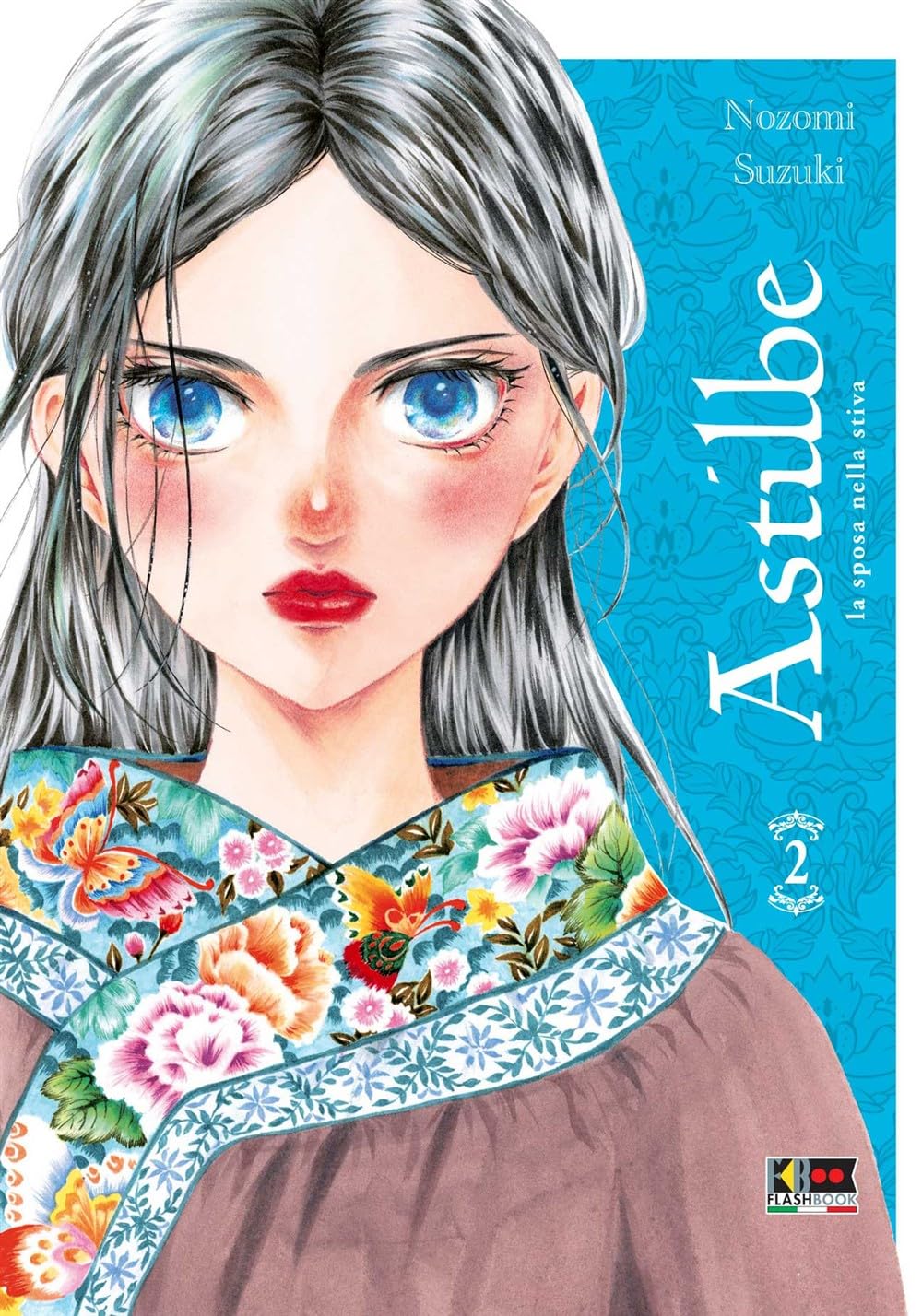 Copertina del manga Astilbe - La Sposa nella Stiva Vol. 2; primo piano intenso di una ragazza con lunghi capelli grigi e grandi occhi azzurri, che indossa un abito tradizionale con un colletto decorato da fiori colorati.
