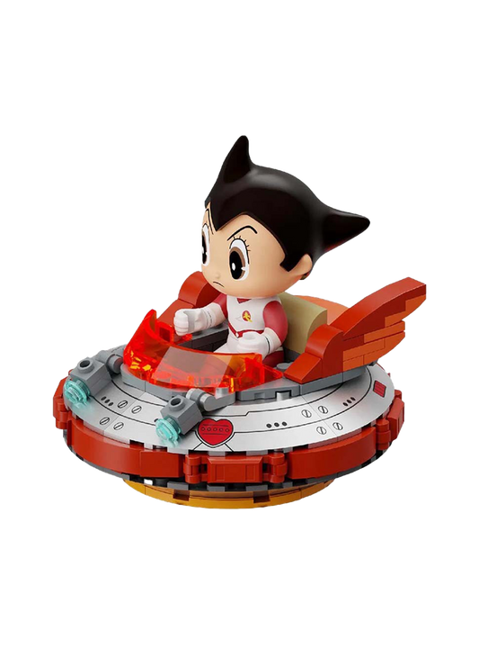 Set di costruzioni Pantasy che raffigura Astro Boy alla guida di un piccolo UFO rosso e argento con cupolino arancione trasparente.
