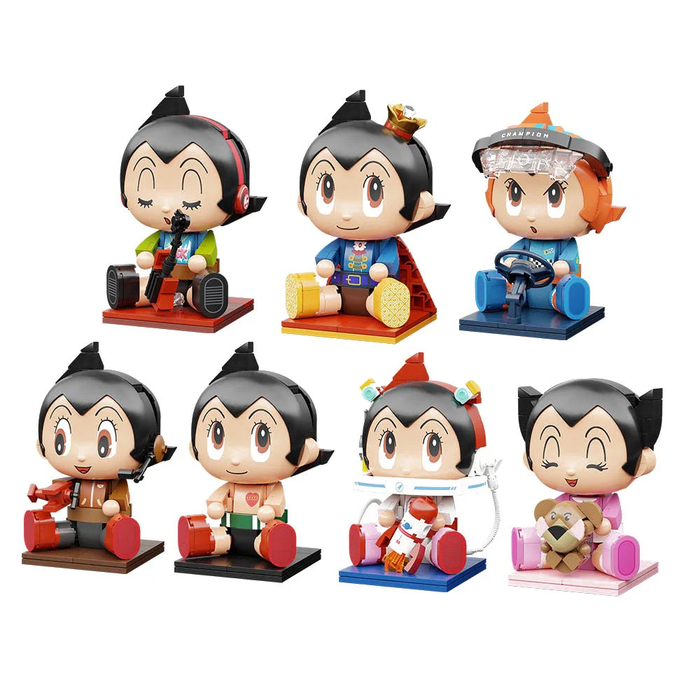 Set di figure in mattoncini stile LEGO della serie Astro Boy Sitting Baby; sono visibili diverse varianti tra cui Astro Boy classico, versione re, pilota, musicista e la sorella Uran, tutti in posizione seduta.