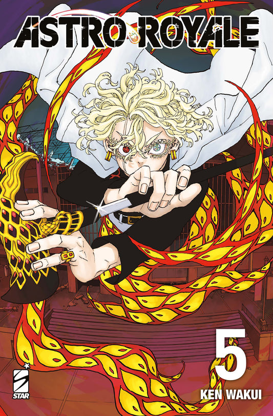 Copertina del manga Astro Royale 5. Un ragazzo biondo con occhi eterocromatici e particolari brandisce un'arma simile a una falce avvolta da scie infuocate dorate, su uno sfondo metropolitano notturno.