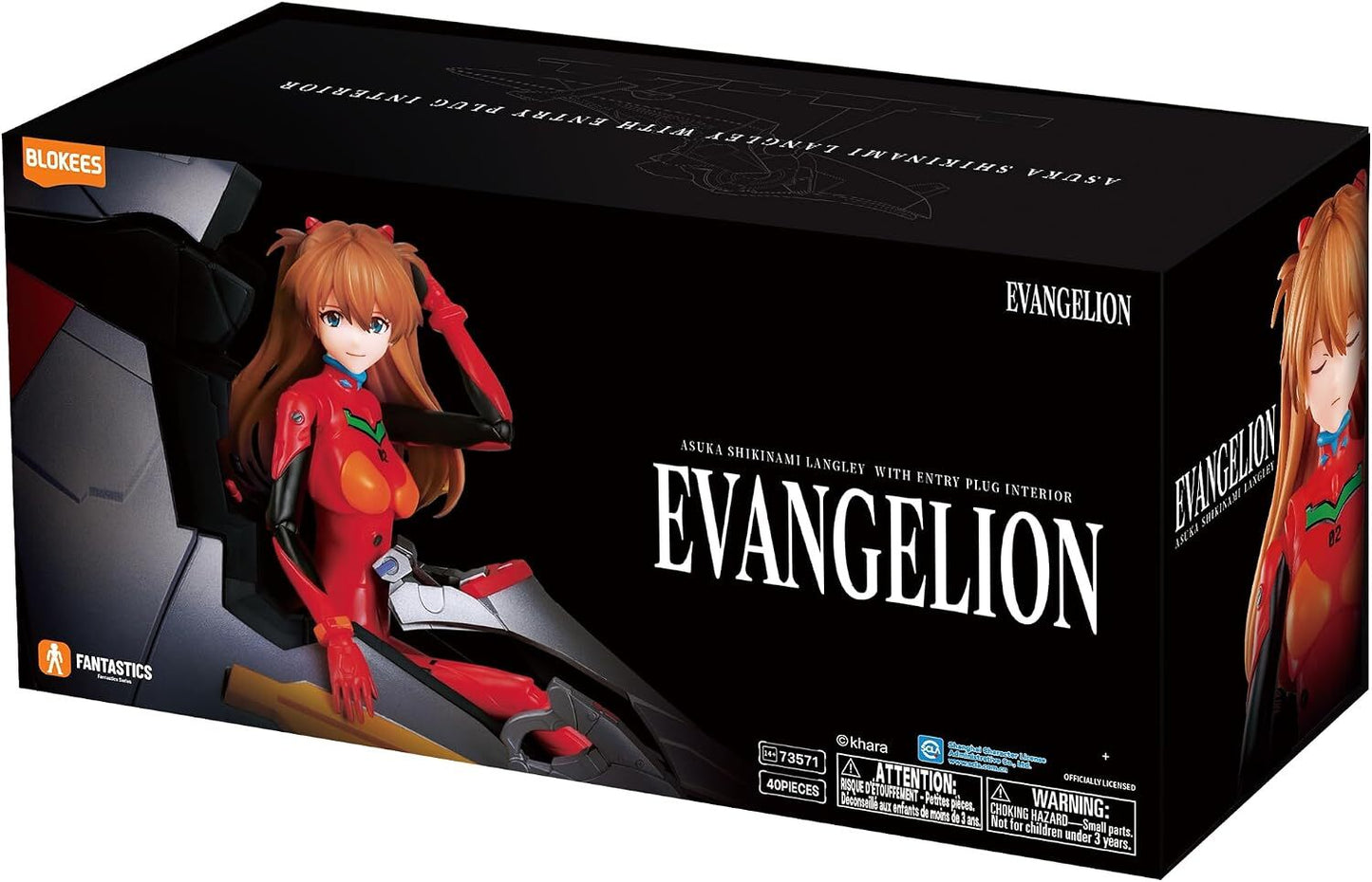 Figura da collezione di Asuka Shikinami con capsula Entry Plug dall'anime Evangelion, prodotta da Blokees per la Fantastic Series. L'illustrazione mostra la pilota in Plugsuit rossa con una mano vicina alla testa, seduta nel dettagliato cockpit grigio e metallizzato montato su un supporto inclinato con base espositiva arancione traslucida a moduli esagonali.