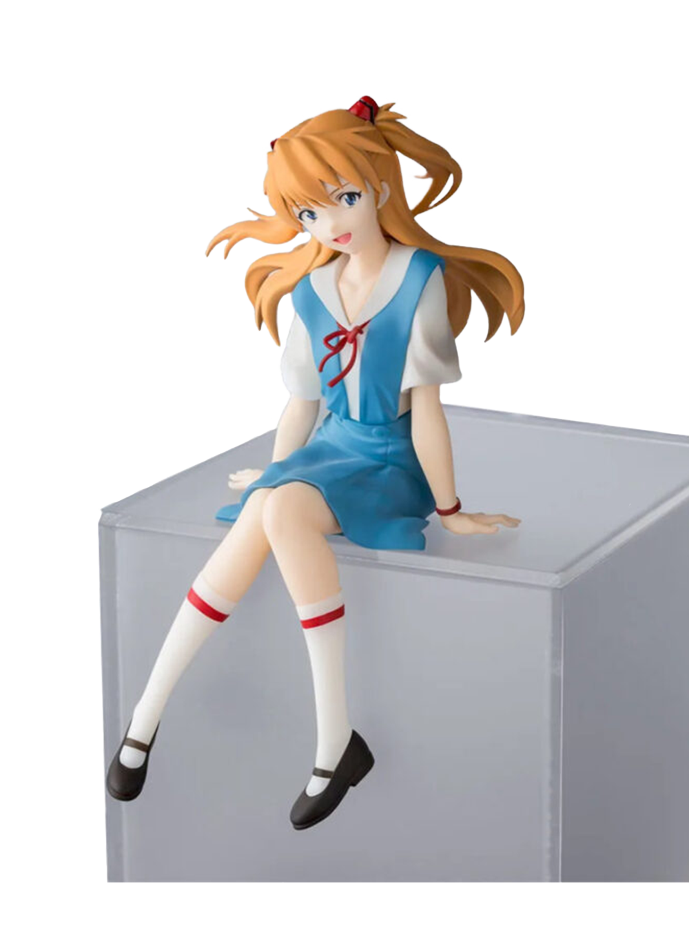 Figura da collezione di Asuka Shikinami Langley prodotta da Sega per la serie Evangelion, mostrata nel file oooo.jpg. La ragazza è seduta in uniforme scolastica azzurra e bianca mentre sorride, con i capelli ramati raccolti nei codini e le gambe che penzolano dal bordo di un cubo trasparente.