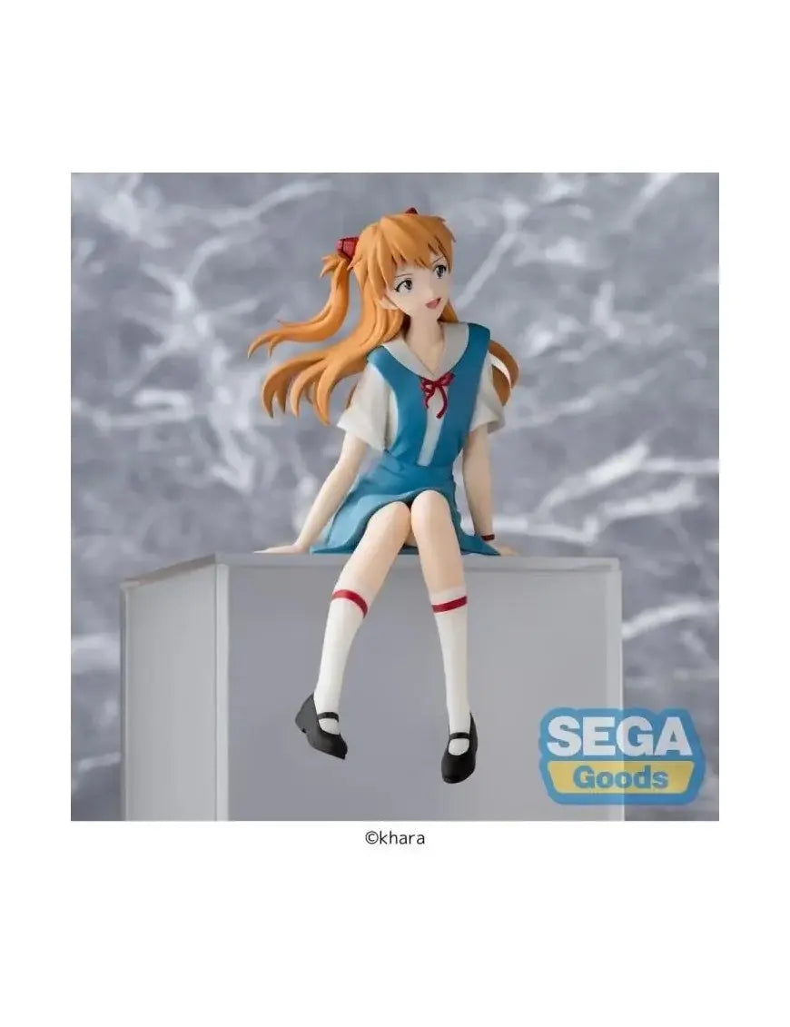 Figura da collezione di Asuka Shikinami Langley prodotta da Sega per la serie Evangelion, mostrata nel file oooo.jpg. La ragazza è seduta in uniforme scolastica azzurra e bianca mentre sorride, con i capelli ramati raccolti nei codini e le gambe che penzolano dal bordo di un cubo trasparente.