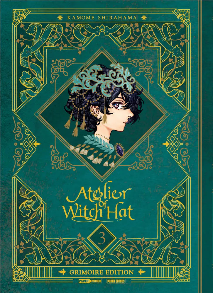 Copertina del terzo volume del manga 'Atelier Of Witch Hat Grimoire Edition' di Kamome Shirahama, edito da Panini Planet Manga. L'illustrazione in stile grimorio antico con ricche cornici ed arabeschi dorati su sfondo verde smeraldo racchiude al centro in un riquadro a rombo il profilo di una giovane maga dai corti capelli scuri ricci adornati da una sofisticata copricapo azzurra, con il titolo 'Atelier of Witch Hat 3 GRIMOIRE EDITION' e i loghi editoriali in basso.