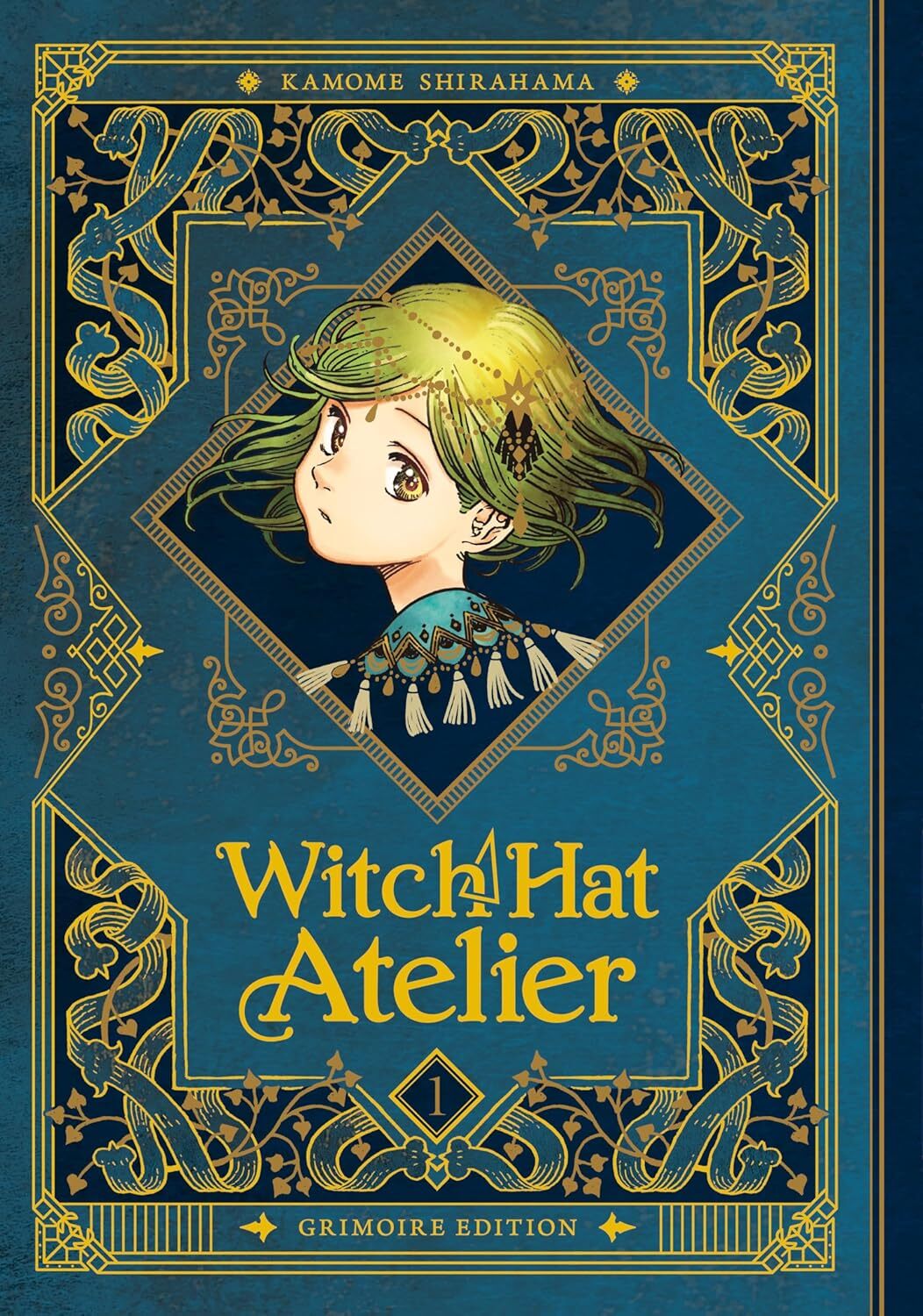 Copertina del manga Atelier of Witch Hat - Grimoire Edition Vol. 1; il design riproduce l'aspetto di un antico libro di incantesimi, con uno sfondo blu texture similpelle e complesse cornici decorative dorate. Al centro, un ritratto a forma di rombo mostra la protagonista Coco, con i suoi tipici capelli chiari dalle sfumature verdi. In basso, il titolo e la dicitura "Grimoire Edition".