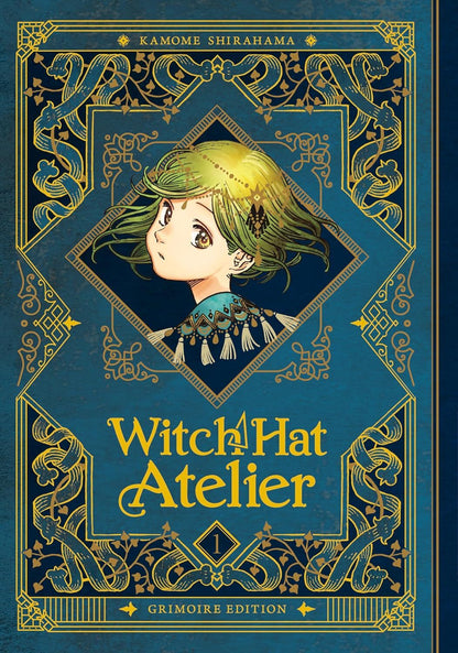 Copertina del manga Atelier of Witch Hat - Grimoire Edition Vol. 1; il design riproduce l'aspetto di un antico libro di incantesimi, con uno sfondo blu texture similpelle e complesse cornici decorative dorate. Al centro, un ritratto a forma di rombo mostra la protagonista Coco, con i suoi tipici capelli chiari dalle sfumature verdi. In basso, il titolo e la dicitura "Grimoire Edition".