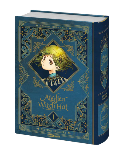 Copertina del manga Atelier of Witch Hat - Grimoire Edition Vol. 1; il design riproduce l'aspetto di un antico libro di incantesimi, con uno sfondo blu texture similpelle e complesse cornici decorative dorate. Al centro, un ritratto a forma di rombo mostra la protagonista Coco, con i suoi tipici capelli chiari dalle sfumature verdi. In basso, il titolo e la dicitura "Grimoire Edition".