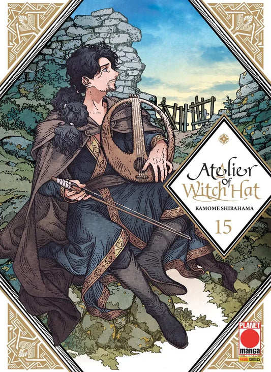 Copertina del manga Atelier of Witch Hat volume 15. Un'illustrazione dal tratto pittorico, racchiusa in un'elegante cornice geometrica bianca e oro, mostra un uomo dai capelli scuri raccolti in una treccia. Siede all'aperto appoggiato a una roccia, indossando abiti dal sapore antico e un mantello, mentre tiene in grembo uno strumento musicale simile a una lira ad arco. Sullo sfondo si stagliano rovine di pietra sotto un cielo limpido.