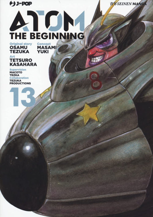 Copertina del tredicesimo volume in italiano del manga 'Atom The Beginning' edito da J-POP Manga. L'illustrazione mostra in primo piano la testa imponente di un robot o mezzo meccanico di colore verde militare scuro decorato con una stella dorata e il numero 8 rosso, con un pilota dal sorriso diabolico visibile all'interno della visiera.