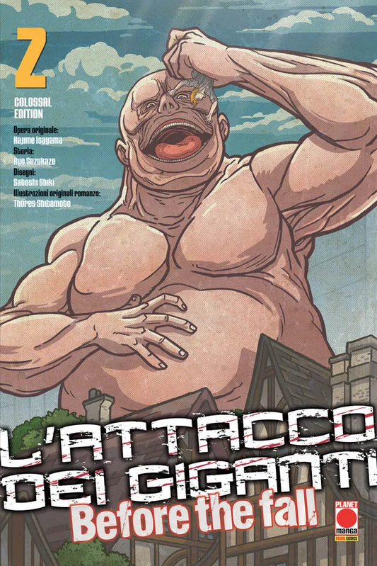 Copertina del manga L'Attacco dei Giganti - Before The Fall Colossal Edition volume 2. Un imponente gigante muscoloso si staglia dietro i tetti di alcune case e tiene un piccolo essere umano sospeso sopra la sua enorme bocca spalancata nel gesto di divorarlo.