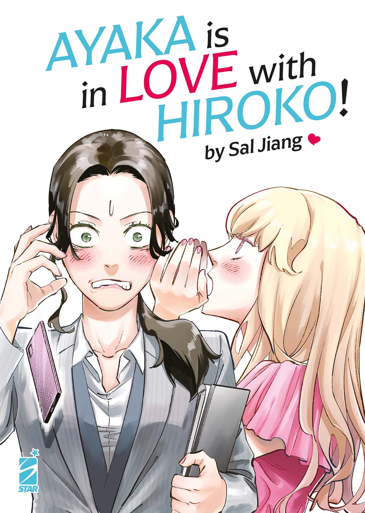 Copertina del manga "Ayaka is in LOVE with HIROKO!" edito da Star Comics. Su uno sfondo bianco, un'illustrazione dallo stile fresco e luminoso mostra due giovani donne. A sinistra, una donna mora in elegante completo grigio da ufficio ha un'espressione visibilmente sconvolta e arrossata, tanto da lasciarsi sfuggire di mano lo smartphone fucsia. Alla sua destra, una donna bionda con un top rosa a balze le si avvicina sensualmente per sussurrarle qualcosa all'orecchio. In alto spicca il titolo in caratteri az