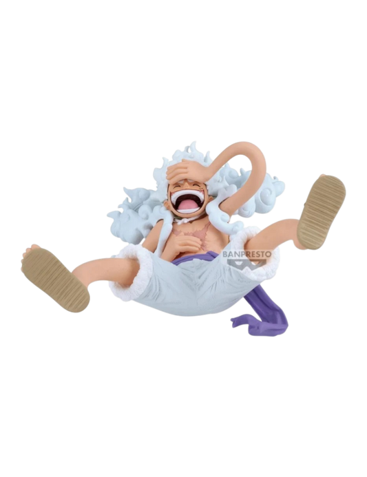 Action figure di Monkey D. Luffy Gear 5 della linea King Of Artist (Banpresto). Luffy ha capelli e vestiti bianchi, ride a crepapelle in una posa fluttuante acrobatica.
