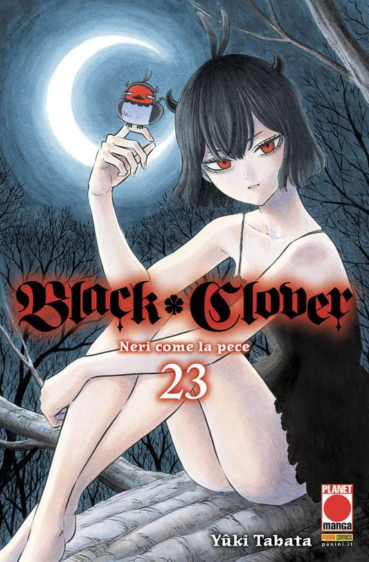 Copertina del manga Black Clover Vol. 23 edito da Panini Planet Manga. L'illustrazione ritrae Secre Swallowtail (Nero) in forma umana, seduta su un ramo d'albero sotto una grande luna crescente. Ha i capelli neri a caschetto con due piccoli corni e occhi rossi intensi. Sulla sua mano è appollaiato l'uccellino Nero. Il titolo "Black Clover" domina il centro con il sottotitolo "Neri come la pece" e il numero 23.