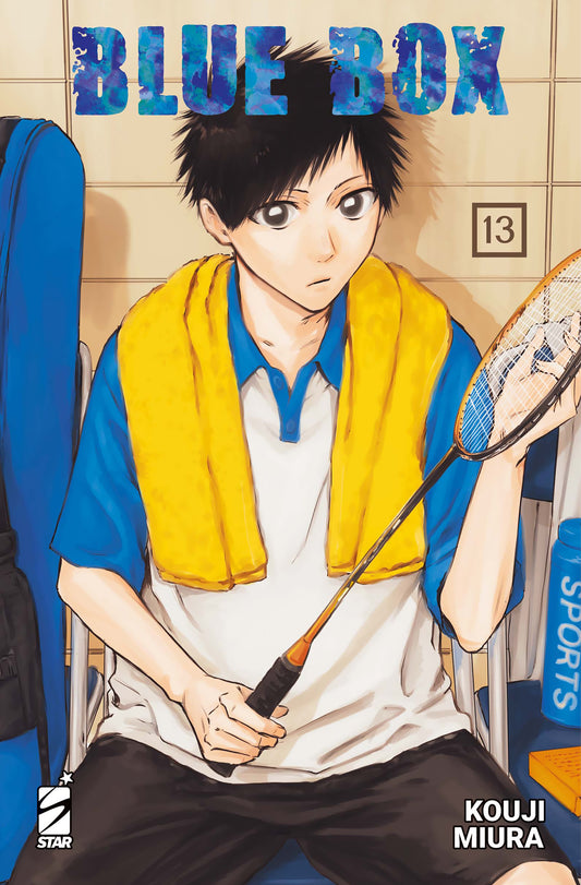 Copertina del manga Blue Box Vol. 13. L'illustrazione mostra un momento intimo e luminoso tra i protagonisti Taiki e Chinatsu, catturati in uno stile artistico pulito e delicato. I colori pastello riflettono l'atmosfera romantica della serie. In evidenza il titolo "Blue Box" e il logo Star Comics.