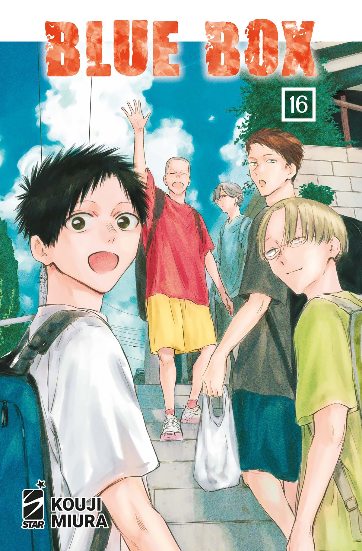 Copertina del manga Blue Box volume 16 (riferimento immagine: bluebox-16-1200px.jpg). Un gruppo di cinque ragazzi sorridenti e vestiti in abiti casual estivi passeggia all'aperto, salendo una scalinata sotto un limpido cielo azzurro con nuvole bianche. In primo piano spicca Taiki, che guarda allegramente verso il lettore.
