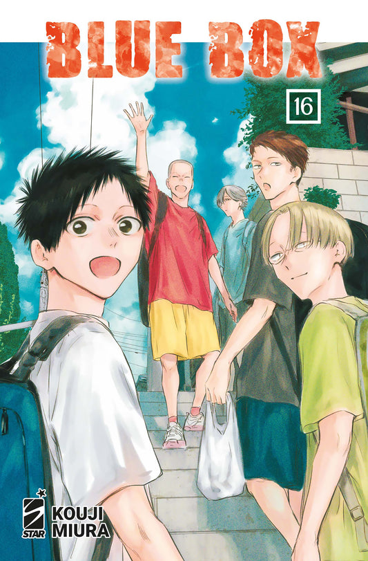 Copertina del manga Blue Box volume 16 (riferimento immagine: bluebox-16-1200px.jpg). Un gruppo di cinque ragazzi sorridenti e vestiti in abiti casual estivi passeggia all'aperto, salendo una scalinata sotto un limpido cielo azzurro con nuvole bianche. In primo piano spicca Taiki, che guarda allegramente verso il lettore.